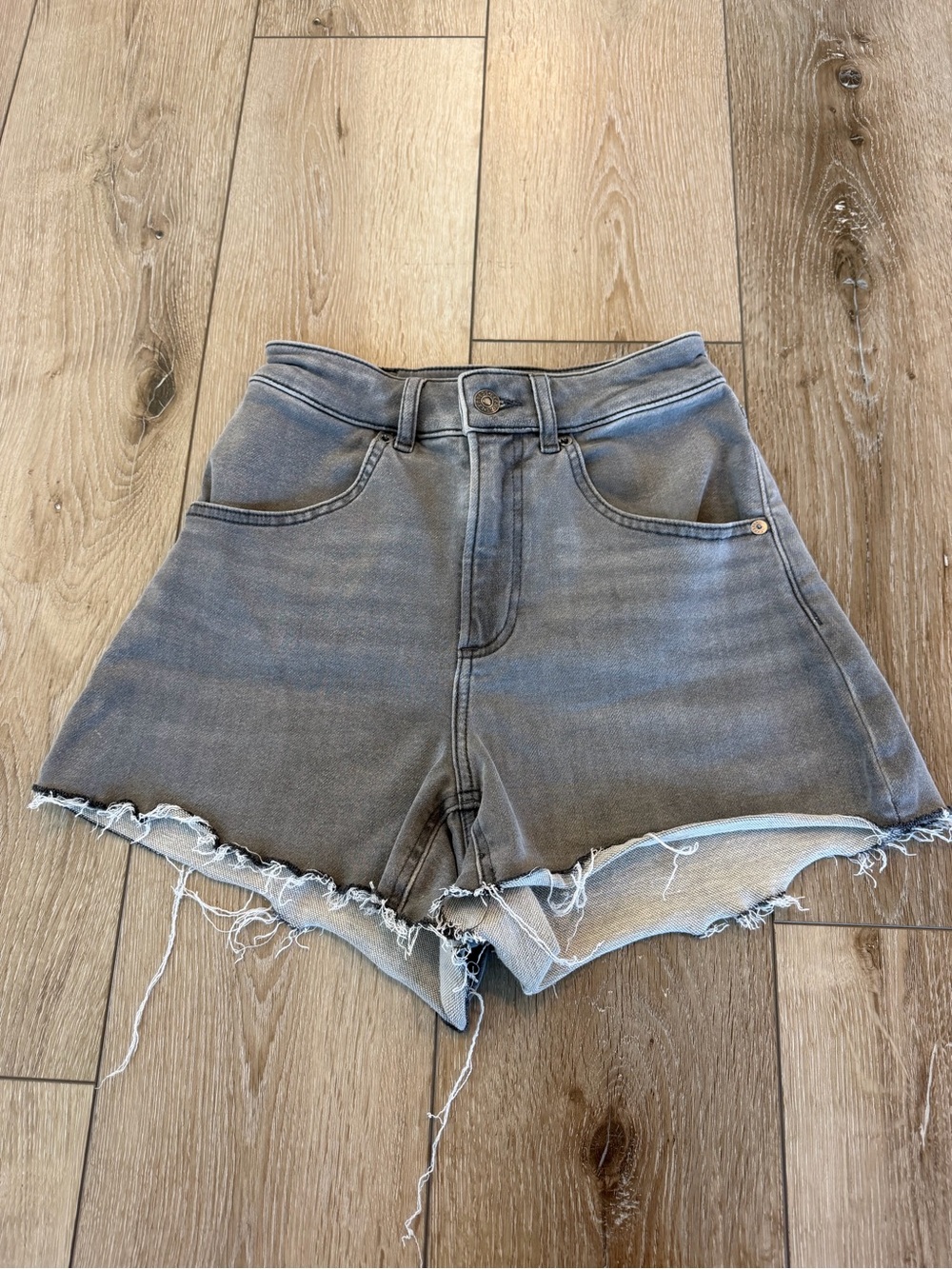 Express Gray Frayed Denim Curvy Mom Super High Rise Shorts Size 00 - Stretchy!